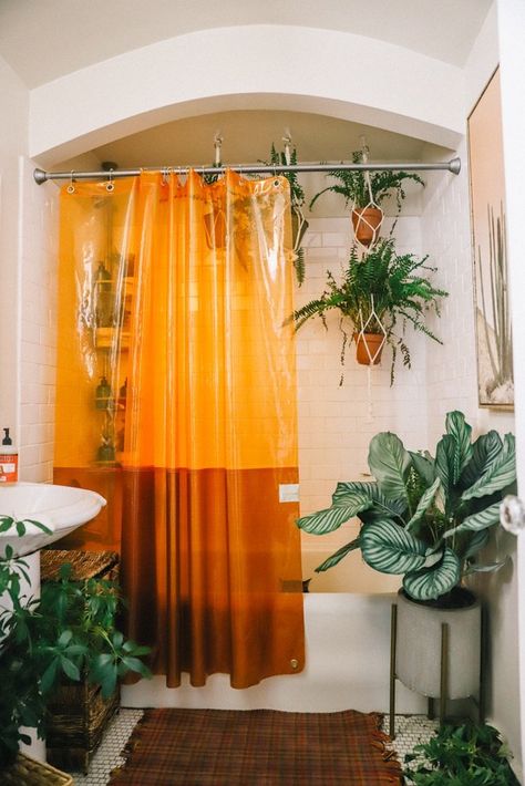 Vintage Shower Curtain French Country, Aethstetic Bathroom Ideas, Bathroom Ideas Curtains, Bright Bathroom With No Windows, Funky Apartment Bathroom, Crazy Bathroom Ideas Fun, Bathroom Design Shower Curtain, Vintage Boho Bathroom Ideas, Modern Funky Bathroom