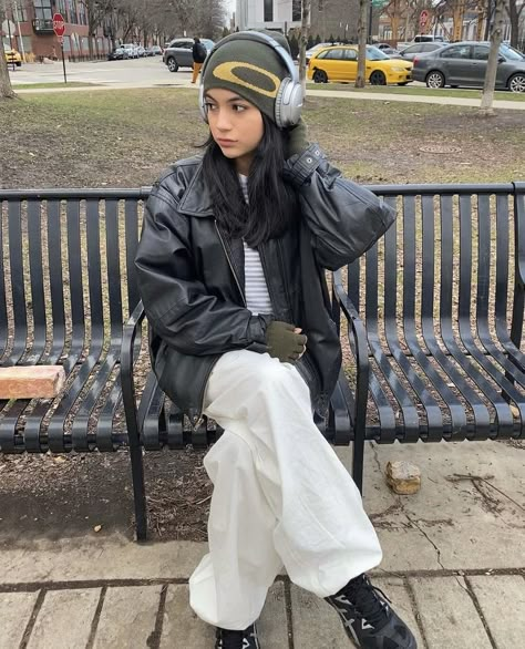 parachute pants, Oakley vintage beanie style, vintage leather jacket outfit, pose ideas, winter outfit, winter inspo, winter aesthetic, winter fashion <3 Snow Outfit Inspo, Winter Grunge Outfits, Oversized Jacket Outfit, Vintage Jacket Outfit, Normcore Fashion, Estilo Tomboy, Beanie Outfit, Cold Fashion, Winter Pants Outfit