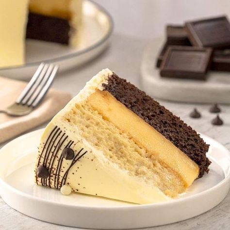 PASTEL DE TRES LECHES CON CHOCOFLAN... - Recetas  deliciosas Bien Tasty, Flan Cake, Bake Sale Recipes, Mexican Dessert Recipes, Bakery Menu, Mexican Dessert, Best Cake Recipes, Healthy Food Dishes, New Cake