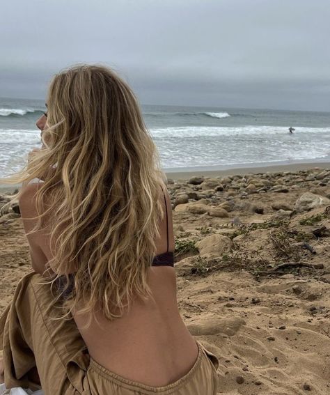 Long Brown Beachy Hair, Dyed Blonde Hair With Lowlights, Highlights On Dark Brunette Hair, Brunette Balayage Hair Summer 2023, Beachy Light Brown Hair, Beach Blonde Hair Color Ideas, Beach Blonde Highlights On Brown Hair, California Brunette Hair Sun Kissed, Blond Beach Hair