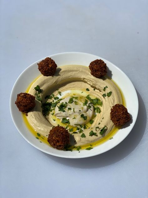 Hummus Plate, Hummus Falafel, Plate Presentation, Silver Platters, Food Presentation, Hummus, Ramadan, Food Ideas, Presentation