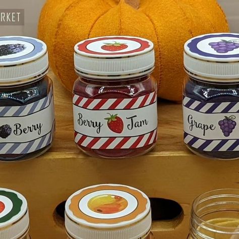 Missy's Felt Market on Instagram: "It's harvest time in most communities and many people are busy making jams and jellies to keep, gift, and sell. This Farmer's Market set is exactly what you need for your pretend fruit stand or pantry shelves. It contains 5 jams and a honey jar with a drippy dipper. Each can also be purchased separately, too. #farmersmarketfinds #farmstand #farmfreshfood #homemadejam #feltplayfood #pretendplay 🍎 #playroomdecor #harvestseason #feltfood #playkitchen #jamjar #fre Pretend Play Market, Pretend Play Farmers Market, Diy Pretend Play Grocery Store, Pretend Play Apple Picking, Selling Jam At Farmers Market, Farm Fresh Recipes, Berry Jam, Felt Play Food, How To Make Jam