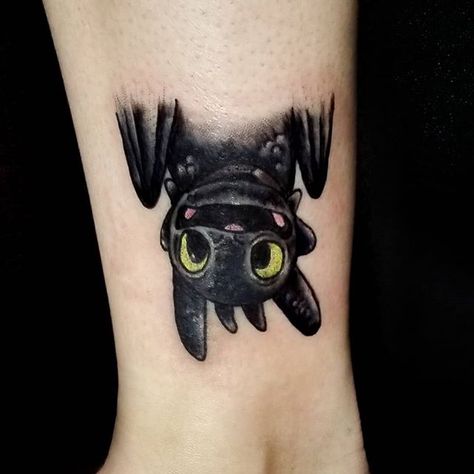 Cute Toothless Tattoo, How To Train Your Dragon Tattoo Designs, Httyd Toothless Tattoo, Small Toothless Dragon Tattoo, Tattoos Toothless, Toothless And Stitch Tattoo, Toothless Tattoo Ideas, Toothless Tattoo Small, Stitch And Toothless Tattoo