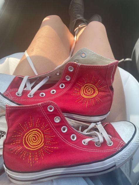 Embroidered Converse Aesthetic, Red Converse Painting Ideas, Spiderman Embroidery Converse, Embroidery Designs Converse, Custom Red Converse, Star Embroidered Converse, Converse Sewing Design, Embroidery Shoes Ideas, Embroidery Designs Shoes