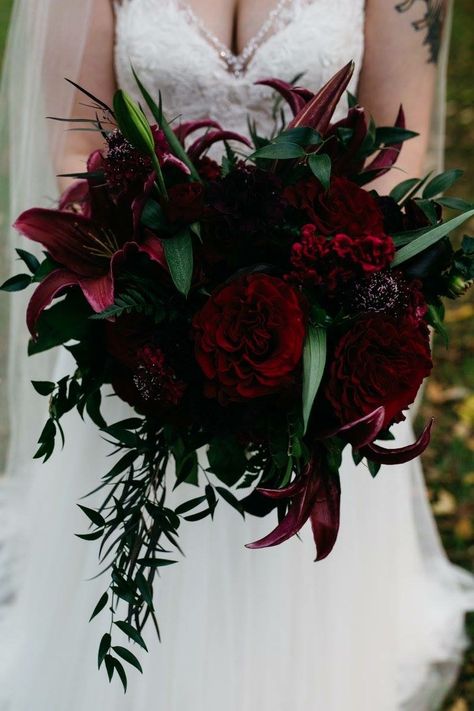 Goth Wedding Bouquet Black Flowers, Red Black And Green Bouquet, Red And Green Bouquet Wedding, Black Dark Green And Red Wedding, Black And Red Bouquet Wedding, Black Red Bouquet, Black Red Green Wedding, Halloween Bouquet Wedding, Dark Bouquet Of Flowers