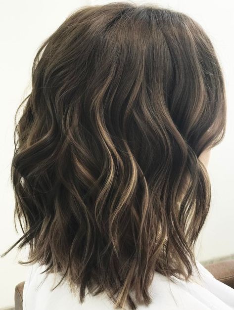 Wavy Hairstyle for Medium Hair Medium Hair Loose Curls, Curled Hairstyles For Medium Hair, Loose Curls Hairstyles, Brunette Hairstyles, Thick Hair Cuts, Wavy Hairstyles Medium, Wavy Haircuts, Shoulder Length Hair Cuts, Peinados Fáciles Para Cabello Corto