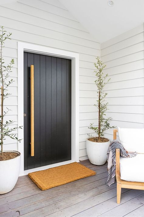 Beach House Front Door, Modern Front Porch Decor, Hamptons House Exterior, Modern Front Porches, House Front Door Design, Weatherboard House, Modern Porch, Black Front Doors, Beach House Exterior