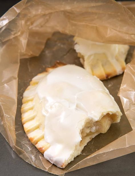 These gluten free mini apple pies are just like McDonald's or Hostess fruit pies, but baked and not fried, with a warm chunky apple filling. Gluten Free Dairy Free Egg Free Apple Pie, Gf Hand Pies, Fruit Tart Mini, Gf Pastry, Hostess Fruit Pies, Tart Mini, Breakfast Cookies Gluten Free, Gluten Free Apple Pie, Gluten Free Apple