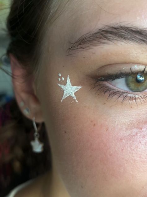 Taylor Swift Face Paint, Simple Alien Makeup, Stars On Face, Football Game Makeup, Star Face Paint, Starry Makeup, Easy Face Paint Ideas, Green Face Paint, Billie Concert