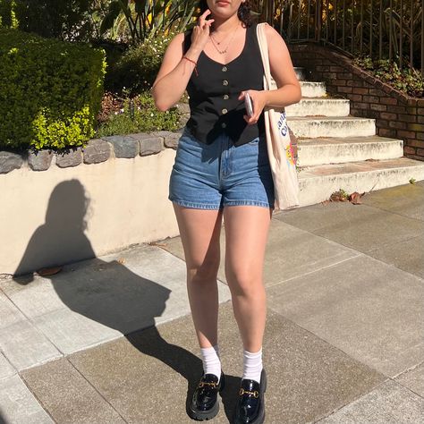 Jeans Shorts Summer Outfit, Jean Shorts And Docs Outfit, Vest Outfits With Shorts, Jean Shorts And Loafers Outfit, T Shirt With Shorts Outfits, How To Style Loafers Summer, Loafer And Shorts Outfit, Jean Shorts And Loafers, Summer Outfit With Loafers