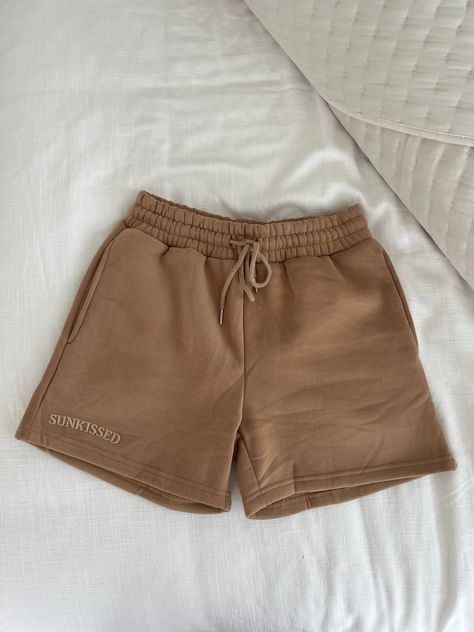 Brown Sweat Shorts Outfit, Sweatshirt And Shorts Outfit, Brown Shorts Outfit, Sweat Shorts Outfit, Chill Out Lounge, Sweatpant Shorts, Sweatshirt Shorts, Fitness Clothes For Women, Shorts Aesthetic