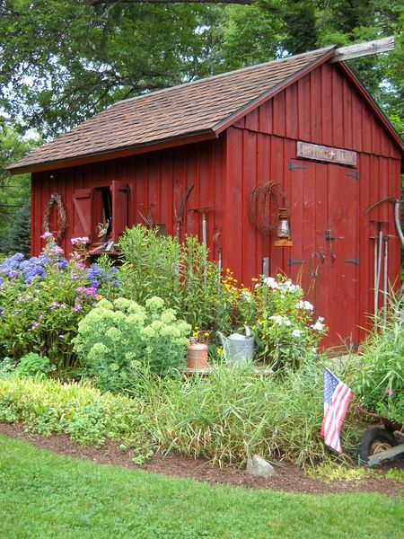 lovely "barn" garden shed!....Samantha this would be great around your barn!! Painted Shed, Red Shed, Vintage Gardening, Barns Sheds, Potting Sheds, She Sheds, Potting Shed, Garden Structures, Old Barn