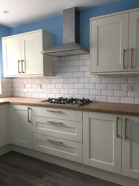 Howdens Fairford Antique White with oak affect worktop Neutral Kitchen Wood Worktop, White Kitchen With Oak Worktop, Kitchen Ideas Howdens, Cornforth White Kitchen, Kitchen Oak, Oak Worktop, Howdens Kitchens, Botanical Kitchen, Cornforth White