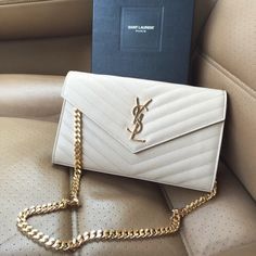 White ysl Sac Yves Saint Laurent, Yves Saint Laurent Designer, Ysl Wallet On Chain, Luxury Bags Collection, Yves Saint Laurent Bags, Lv Bags, 背景 シンプル, Fancy Bags, Luxury Purses