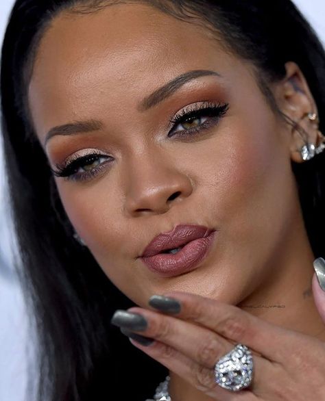 Rihanna Earrings, You Needed Me, Fenty Clothing, Looks Rihanna, Diamond Ball, Rihanna Outfits, Rihanna Photos, Rihanna Style, Saint Michael