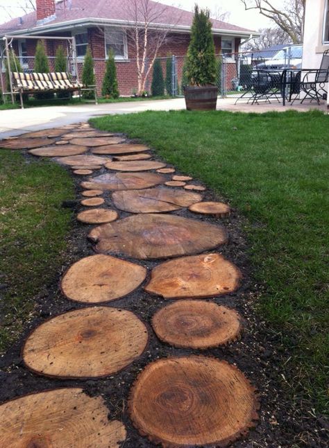 Tree Slice Pathway, Wood Rounds Walkway, Tree Stump Walkway, Wood Round Walkway, Woodchip Landscaping Ideas, Wood Pathway Ideas, Cedar Stump Ideas, Wooden Plank Walkway, Wood Slice Pathway