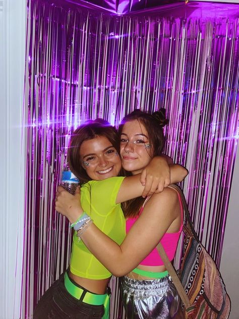 Neon Party Fits, Neon Fits Party, Neon Party Outfits Aesthetic, Neon Disco Party Outfit, Outfit Neon Party Night, Neon Disco Outfit, Neon Birthday Party Outfit, Glow Outfits Party Neon, Neon Glow Party Outfit