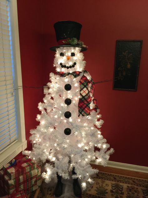 My snowman tree attempt! Snowman Themed Christmas Decorations, Frosty Christmas Tree, Snowman Christmas Tree Ideas, White Tree Decor, Snow Man Christmas Tree, Crafty Ornaments, Snowman Trees, Typography Painting, Wall Art Easy