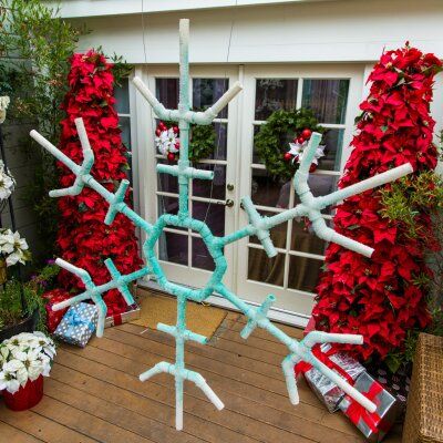 How-To - DIY Christmas Outdoor Snowflakes - Home & Family Diy Christmas Outdoor, Outdoor Christmas Diy, Christmas Decor Ideas Outdoor, Diy Christmas Decor Ideas, Diy Christmas Lights, Simple Christmas Decor, Christmas Decorations Diy Outdoor, Christmas Outdoor, Christmas Material