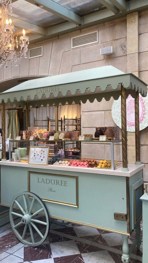 Popcorn Shop Interior Design, Ice Cream Cart Aesthetic, French Food Truck, Luxury Ice Cream Shop, Bake Stand Display, Gelato Store Design, Cute Food Cart, Mobile Bakery Cart, Food Carts Ideas