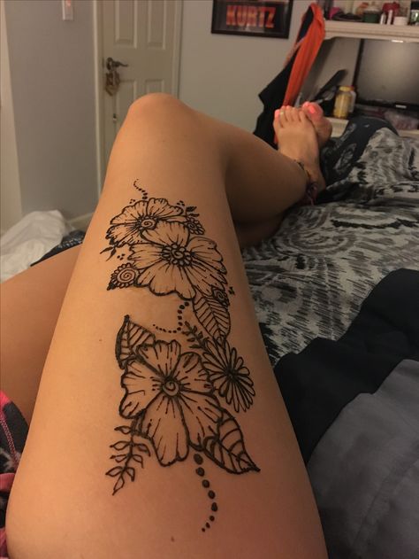 Floral henna Doodles On Thigh, Henna Tattoo Stomach, Henna Tattoo Designs On Thigh, Thigh Henna Tattoo Simple, Sea Henna Designs, Henna Body Designs, Stomach Henna Designs, Henna On Stomach, Henna Tattoo Thigh