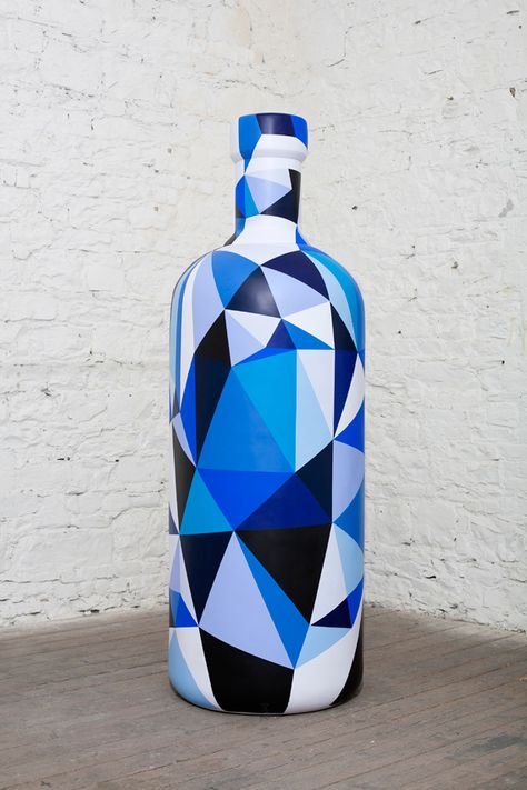 Painted Glass Bottles, Hand Painted Bottles, Glass Art Pictures, Glass Bottle Diy, Glass Painting Designs, Painted Bottle, Diy Glass Bottle Crafts, Wine Glass Art, Glass Bottles Art