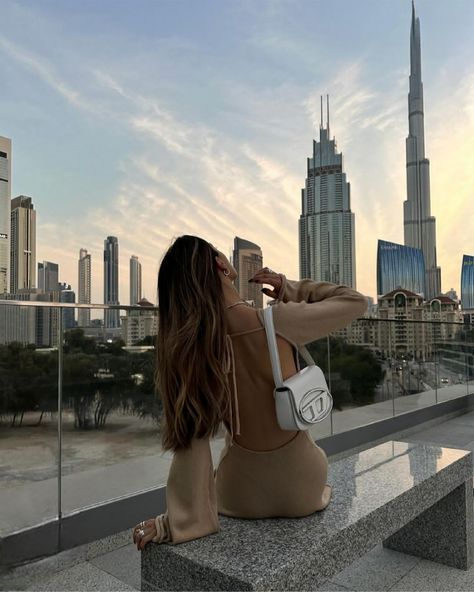 Dubai Photo Ideas Instagram, Dubai Ideas Photo, Dubai Poses For Women, Dubai Story Ideas, Dubai Travel Aesthetic, Dubai Aesthetic Outfits, Dubai Aesthetic Photography, Outfits For Dubai, Dubai Instagram Story