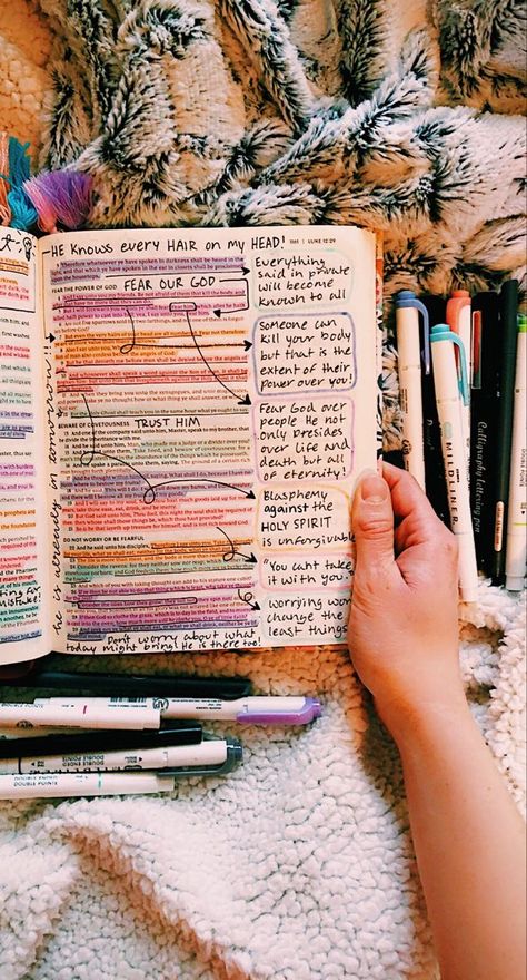 Bible Journaling Highlighting, Bible Highlighting And Notes, Wrecked Bible, Bible Study Doodles Art Journaling, Bible Study Annotations, Bible Study Set Up Ideas, Bible Design Ideas, Aesthetic Bible Study Pics, Study Bible Notes