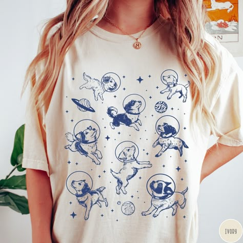 Dogs in Space Shirt, Funny Dog Tshirt, Comfort Colors T-Shirt, Oversized Shirt, Aesthetic Graphic Retro Vintage T Shirt, Dog Lover Gift 🧵 HOW TO ORDER   - Pick your size and color from the drop down menus  - Review the sizing and color options in the listing photos  - Add the item to your cart and complete the checkout process  - We'll start working on your order right away! 🧵SIZING  - Please review the listing photos to see the size charts  - These photos will also show you how to order a reg Cool Shirt Ideas, Dog Graphic Tee, Dog Tshirt Design, Women’s Graphic Tees, T Shirt Design Ideas Creative Diy, Cool Shirts Aesthetic, Artist Tshirt Design, Cricuit Tshirts, Retro Shirts Vintage Graphic Tees