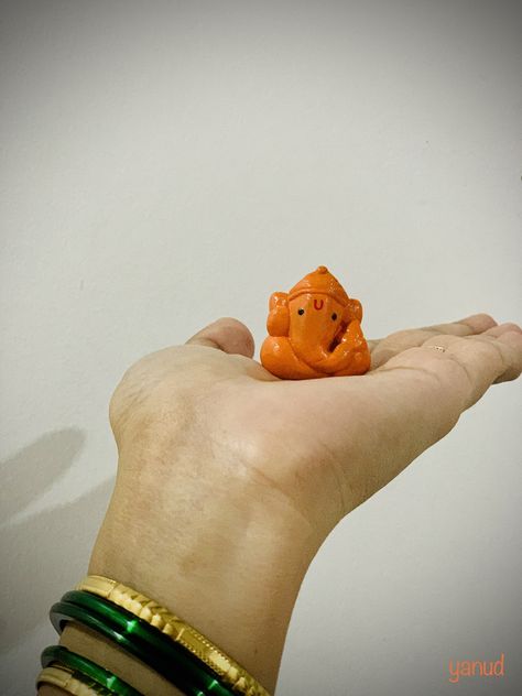 Mini Ganesha idol in hand Indian Clay Art, Clay Ganesha Handmade, Ganesh Logo, Door Sketch, Athangudi Tiles, Indian Rituals, Clay Ganesha, Indian Ceramics, Lips Painting