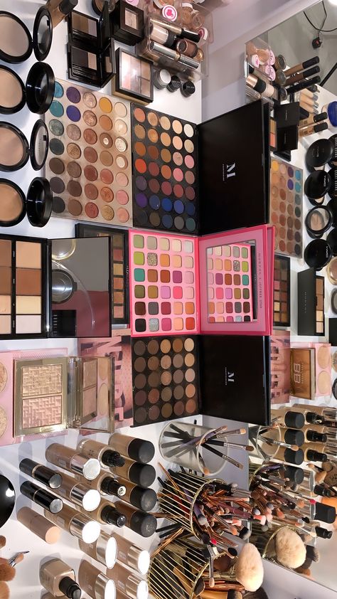 Dream Job Vision Board Ideas, Makeup Set Up Aesthetic, Successful Makeup Artist Aesthetic, Makeup Artist Suite Ideas, Black Makeup Artist Aesthetic, Mua Vision Board, Mua Set Up, Mua Aesthetic Job, Makeup Artist Aesthetic Job