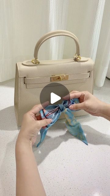 ilymix ❤ on Instagram: "How to tie silk scarf on handbags. #bags #baglover #handbag #handbagaddict #handbaglover #fashionstyle #fashion #styleblogger #silkscarf" Handbag Decoration Ideas, Tie Silk Scarf, Scarf On Bag, Christmas Gift Tags Diy, Gift Wrapping Techniques, Draping Fashion, Gift Tags Diy, Fall Winter Wardrobe, Hermes Scarf