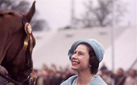 Queen Elizabeth II presenting a prize at the Royal Windsor Show in the Seventies. Young Queen Elizabeth, Queen Hat, Rainha Elizabeth Ii, Queen Outfit, Elisabeth Ii, Reina Isabel Ii, The Royal Collection, Royal Life, Isabel Ii