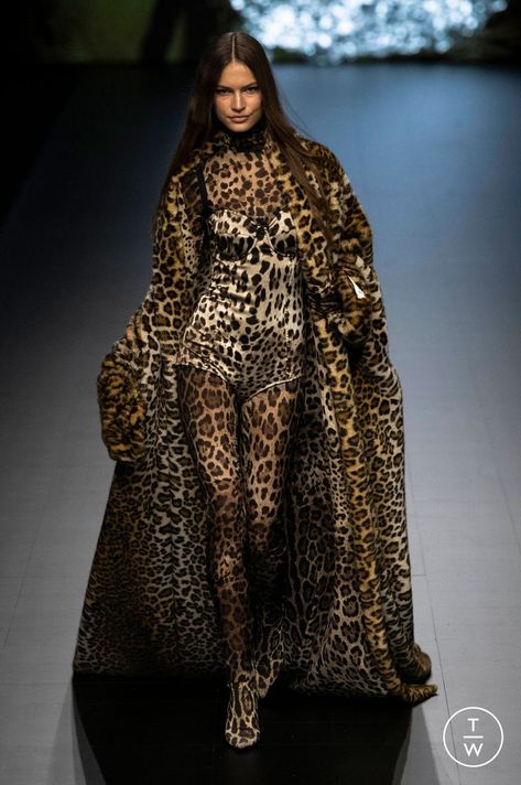 Animal Print Fashion Runway, Leopard Print Runway, Jaguar Print Outfit, Ss 24/25 Fashion Trends, Leopard Runway, Animal Print Outfits Aesthetic, Animal Print Runway, Dancehall Fashion, Leopard Outfit