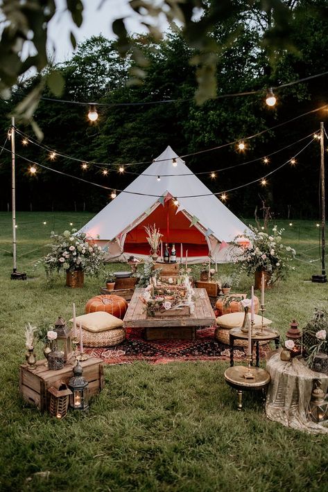 Teepee Garden Party, Picnic Floor Seating, Camp Table Setting, Boho Picnic Set Up, Boho Glamping Party, Glamping Bell Tent, Bell Tent Wedding, Bell Tent Party, Glamping Tent Decor