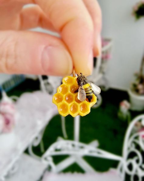 Polymer Clay Bee, Trinket Ideas, Miniature Polymer Clay, Honey Bee Earrings, Clay Jar, Clay Artist, Polymer Clay Sculptures, Polymer Clay Diy, Bee On Flower