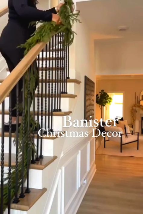 Staircase Xmas Decor Ideas, Banister Christmas Decor, Banister Christmas Decorations, Christmas Garland Staircase, Garland Staircase, Creative Christmas Decorations, Christmas Banister, Christmas Stairs Decorations, Christmas Staircase Decor