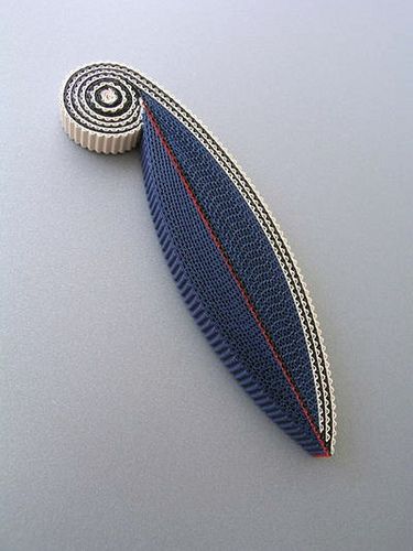 corrugated brooch - I think it looks like a feather! Blue Brooch, Diy Sac, Quilled Jewellery, Paper Bead Jewelry, Artisan Jewelry Handmade, Quilling Jewelry, Corrugated Paper, Paper Earrings, Art Jewelry Contemporary