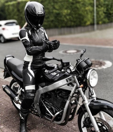 Motorcycle Girls Motorcycle Gear For Women, Women Bikers, Biker Chick Outfit, Women Riding Motorcycles, Cruiser Bikes, Мотоциклы Cafe Racers, Biker Photoshoot, Female Biker, Biker Gear