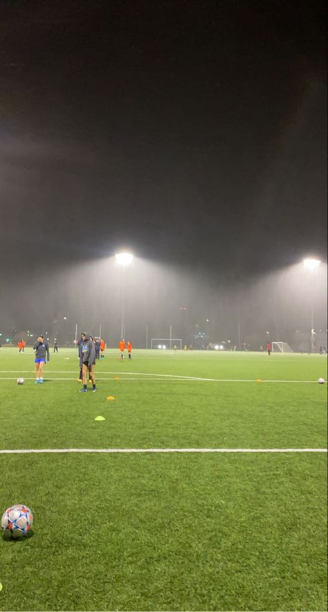 Football Training Wallpaper, Football Practice Snap, Fussball Aesthetic, Soccer In The Rain, Soccer Drip, Preppy Football, Football Snap, Football Lifestyle, Soccer Pics