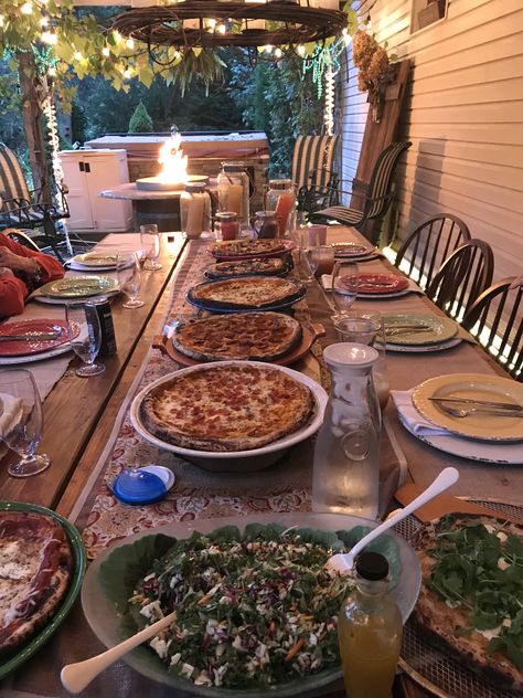 It’s almost unheard of to have nice enough weather to eat outside in October in Pennsylvania, so when the opportunity presented itself, my parents dove all in to throw a beautiful outdoor, rustic pizza party for my sister and I. Their outdoor patio is literally what dreams are made of, with the sound of a... Boho Pizza Party, Cute Pizza Party Ideas, Outside Eating Ideas, Hosting Pizza Night, Party Hosting Ideas Entertaining, Homemade Pizza Dinner Party, Pizza And Pasta Dinner Party, Rustic Pizza Party, Back Porch Dinner Party