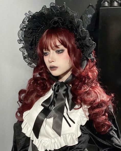 Gothic Lolíta Makeup, Victorian Goth Hairstyles, Gothic Victorian Makeup, Frills Reference, Gothic Doll Makeup, Victorian Gothic Makeup, Gothic Pose, Gothic Reference, Gothic Aesthetic Girl