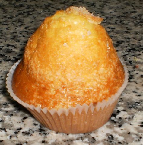 How to Make Magdalenas - Spanish Cupcakes Recipe - Delishably - Food and Drink Magdalena Recipe, Desserts From Spain, Spanish Dessert Recipes, Spanish Dessert, Traditional Spanish Recipes, Spanish Desserts, Light Dessert, Tapas Recipes, Spain Food