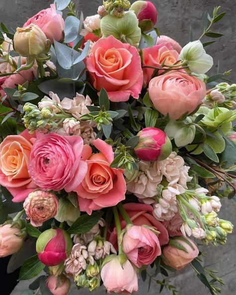 Spring Flower Bouquet Aesthetic, Ranunculus Arrangement Centerpieces, Exotic Flowers Bouquet, Exotic Flower Arrangements, Orange Rose Bouquet, Birthday Flowers Bouquet, Spring Flower Arrangements, Spring Floral Arrangements, Aesthetic Garden