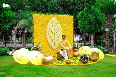 Mangala Snanam Decoration For Groom, Holud Makeover, Haldi Mandap, Pellikoduku Decor, Haldi Backdrop, Groom Haldi, Mangala Snanam, Decoration Haldi, Ceremony Decorations Indoor