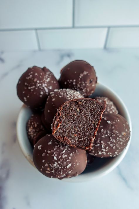 chocolate date balls Oatmeal Blueberry Muffins Healthy, Chocolate Protein Balls, Brownie Bites Recipe, Healthy Peanut Butter Cookies, Date Balls, Protein Balls Recipes, Guilt Free Dessert, Healthy Peanut Butter, Chocolate Protein