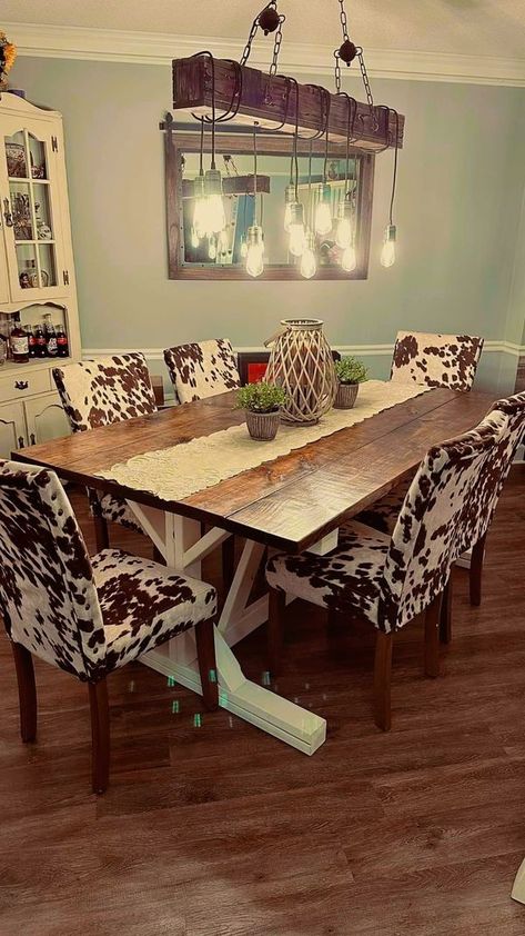 Western Dining Room Table, Country House Dining Room, Western House Ideas, Western Dining Room, I Love Cows, River House Decor, Western Interior, Diy Projects For Bedroom, Ranch House Decor