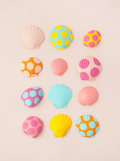 Cute Seashell Painting Ideas, Seashell Ideas Diy, Objects To Paint On Ideas, Summer Beach Decor, Painting Sea Shells Ideas, Summer Decor Crafts, Craft With Seashells, Paint Shells Ideas, Crafts At The Beach