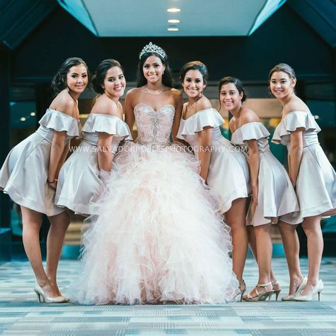 Choosing your damas dresses is not an easy task, the next tips will make your girls happy they're part of your XV Court! Ideas For Quinceanera, Quinceanera Damas, Quince Picture Ideas, Quinceanera Court, Quinceañera Photoshoot Ideas, Quince Photoshoot Ideas, Quince Pictures, Quinceanera Pictures, Quinceanera Pink