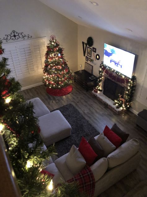 My living room decorated for Christmas in 2017. Christmas Home Picture Ideas, Christmas Decorated Apartments, Decorated Apartment Living Room, Christmas Apt Decorating, Christmas Themed Living Room, Christmas Decorated Living Room, Christmas Living Room Ideas Cozy, Christmas Aesthetic Living Rooms, Christmas Theme Living Room